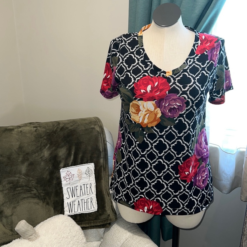 LulaRoe Classic Tee Large•Black & White🖤🤍 with Flower 🌺 pattern